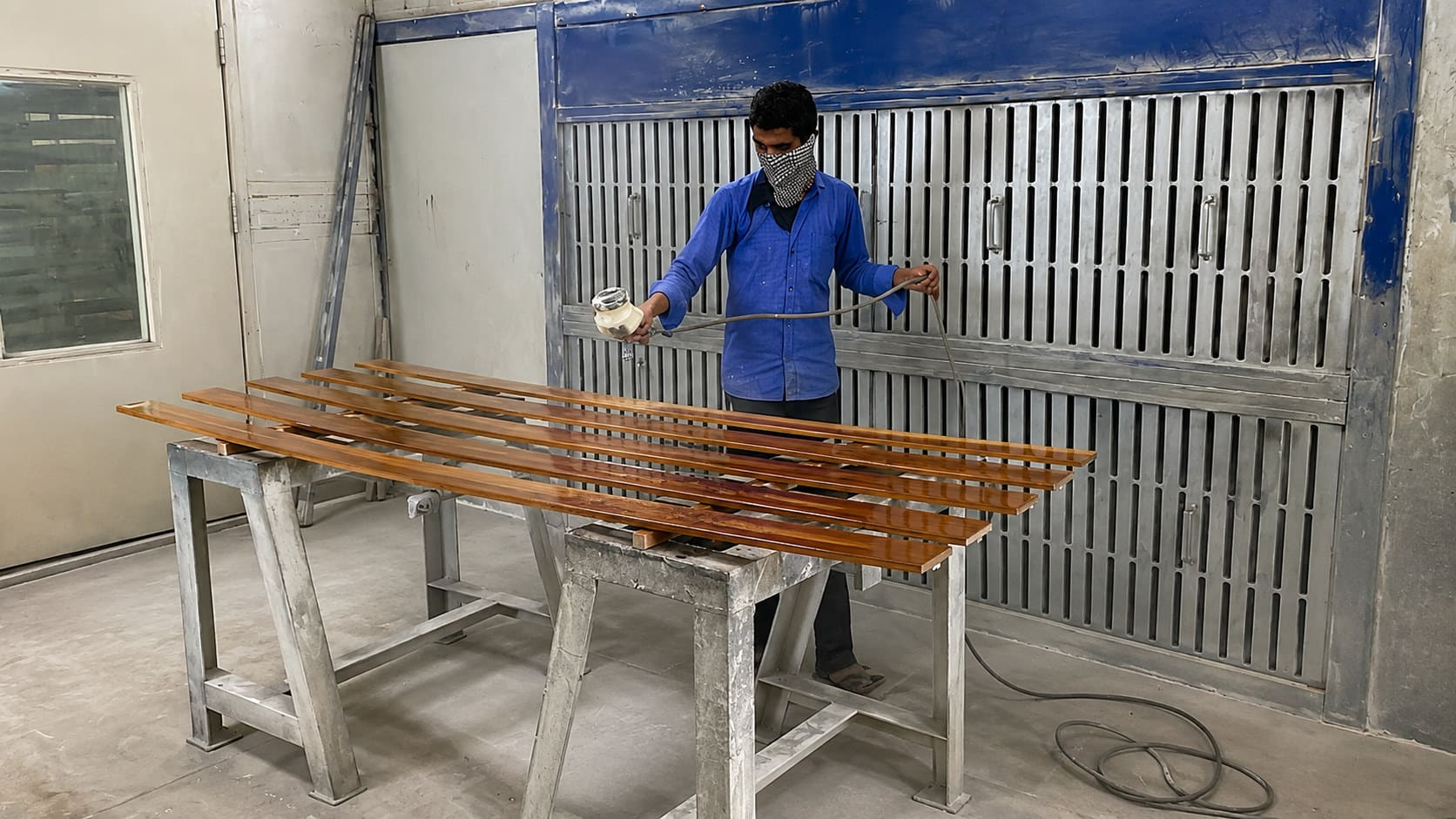 Controlled paint booth PU spray finishing